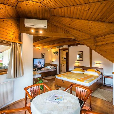 Szent Kristof Panzio Hotell Esztergom Exteriör bild