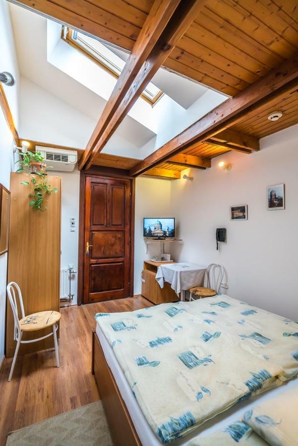 Szent Kristof Panzio Hotell Esztergom Exteriör bild