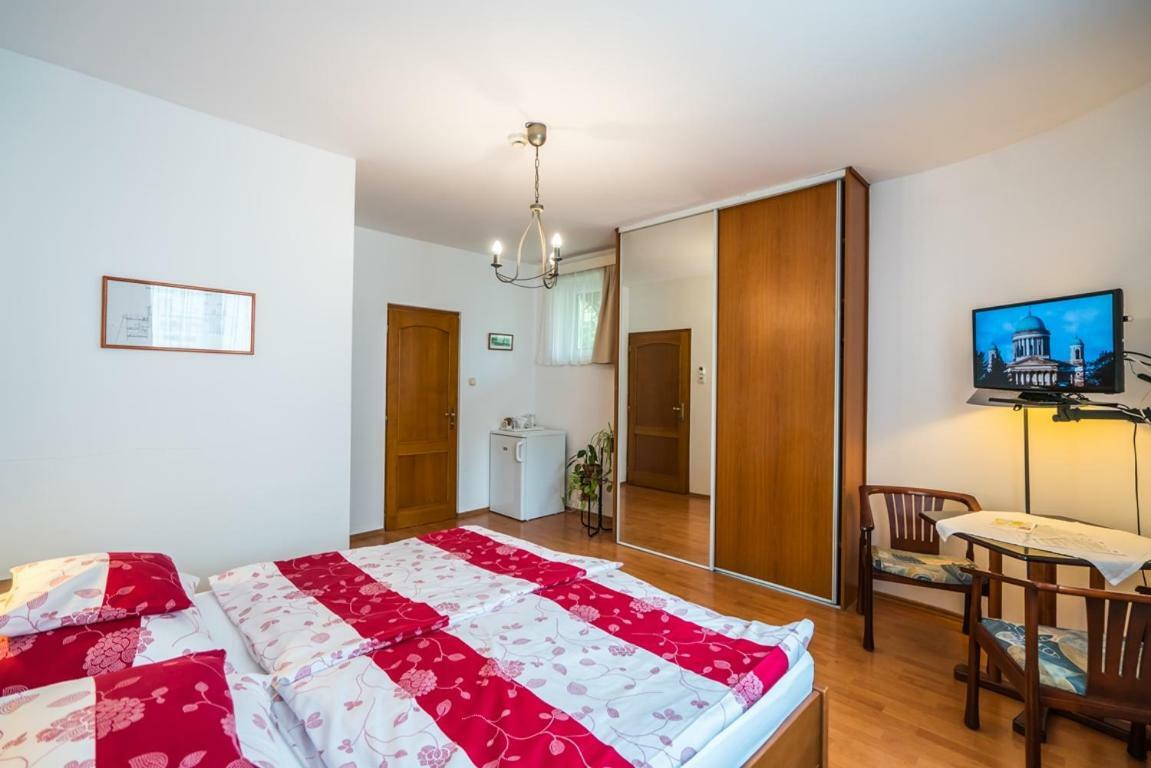 Szent Kristof Panzio Hotell Esztergom Exteriör bild
