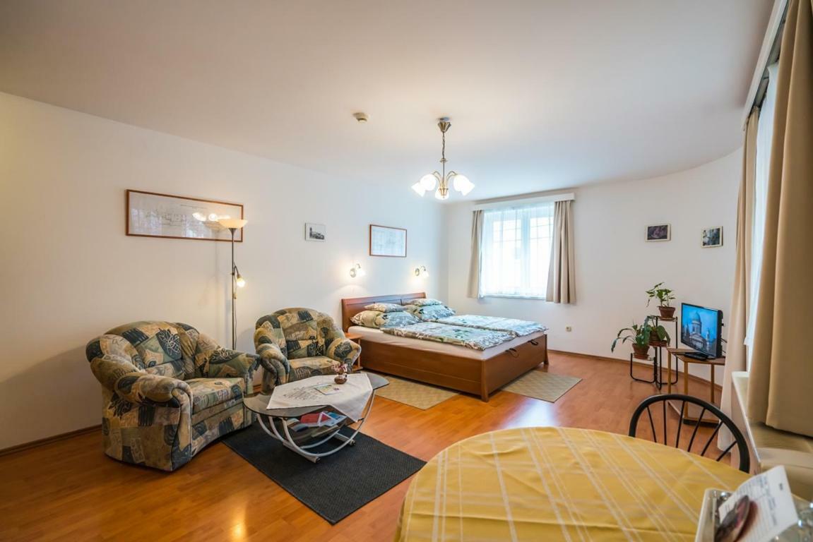 Szent Kristof Panzio Hotell Esztergom Exteriör bild