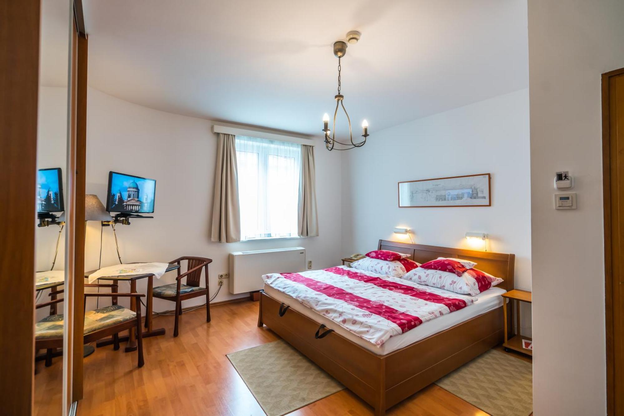 Szent Kristof Panzio Hotell Esztergom Exteriör bild
