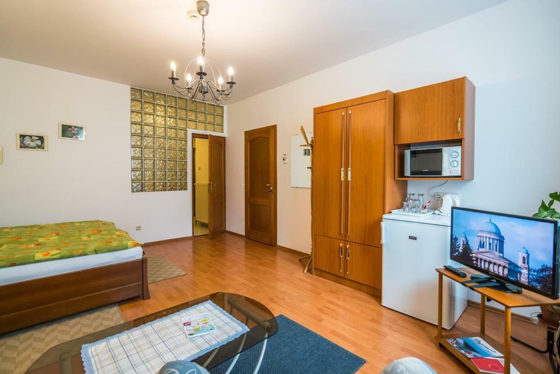 Szent Kristof Panzio Hotell Esztergom Exteriör bild