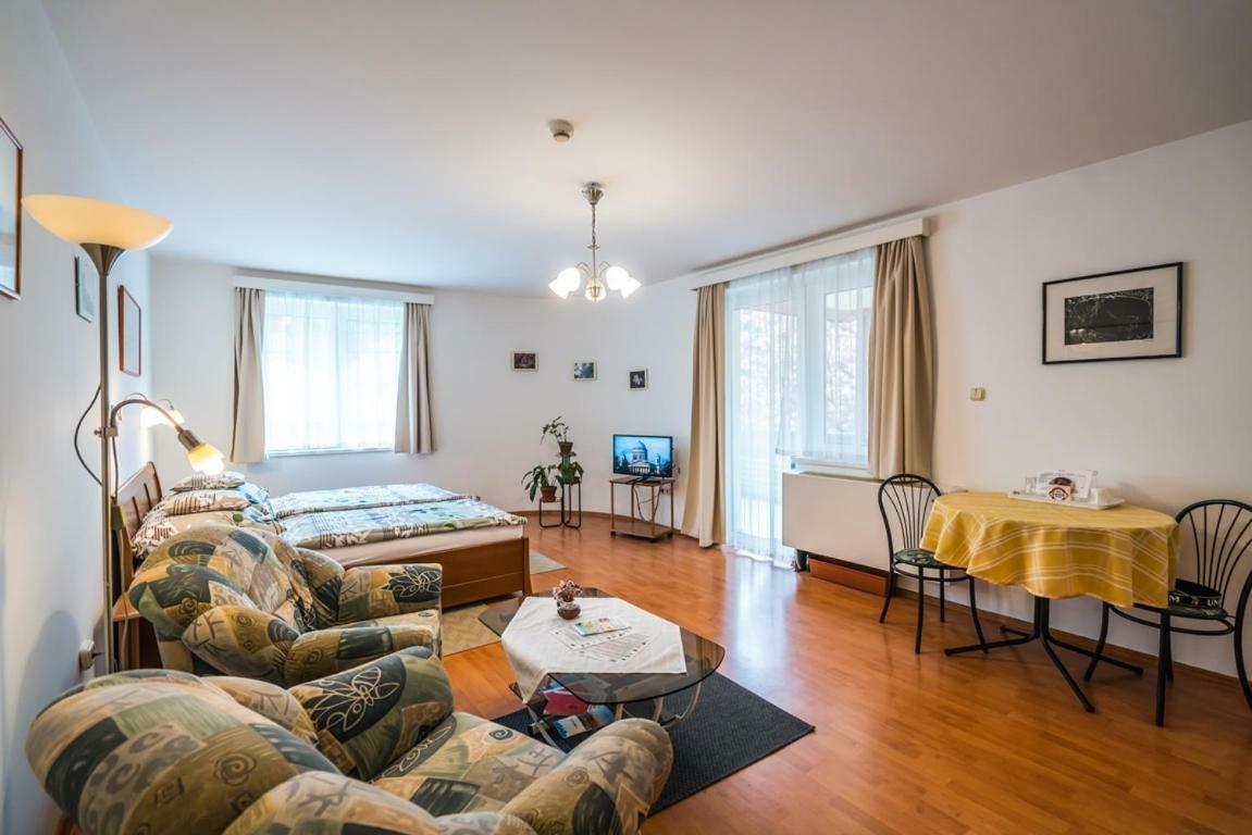 Szent Kristof Panzio Hotell Esztergom Exteriör bild