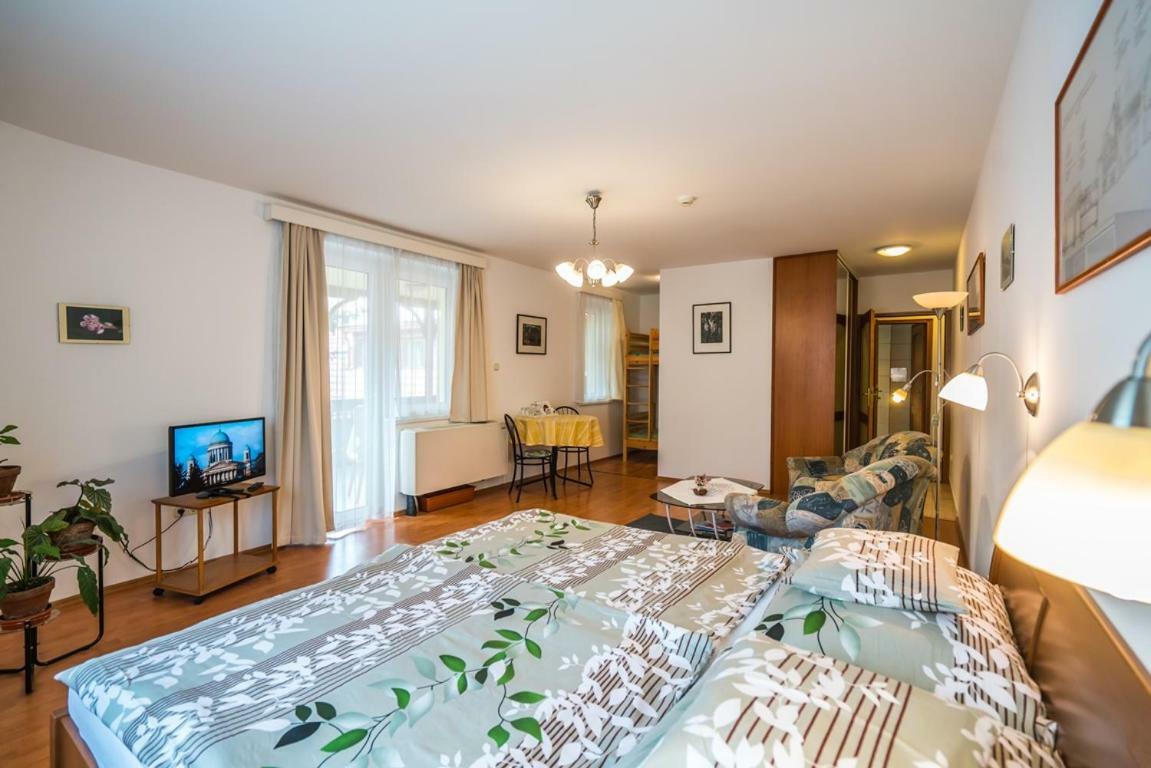 Szent Kristof Panzio Hotell Esztergom Exteriör bild