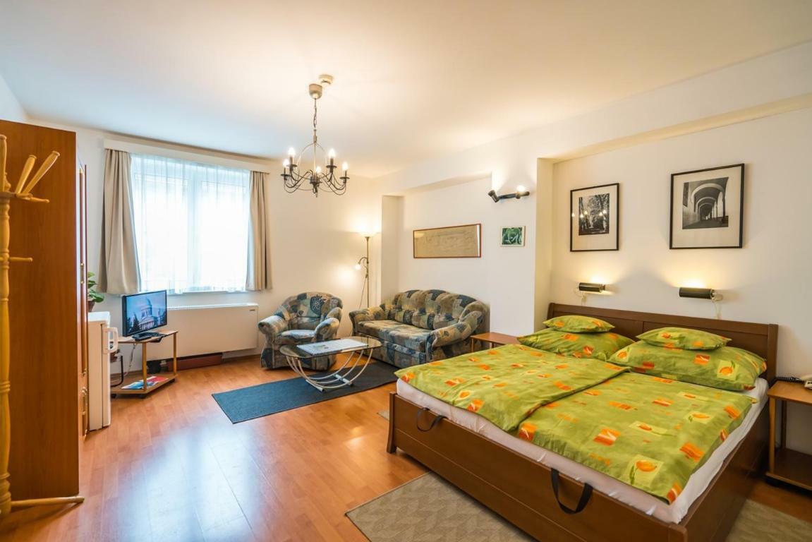 Szent Kristof Panzio Hotell Esztergom Exteriör bild