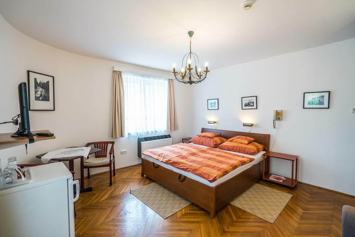 Szent Kristof Panzio Hotell Esztergom Exteriör bild
