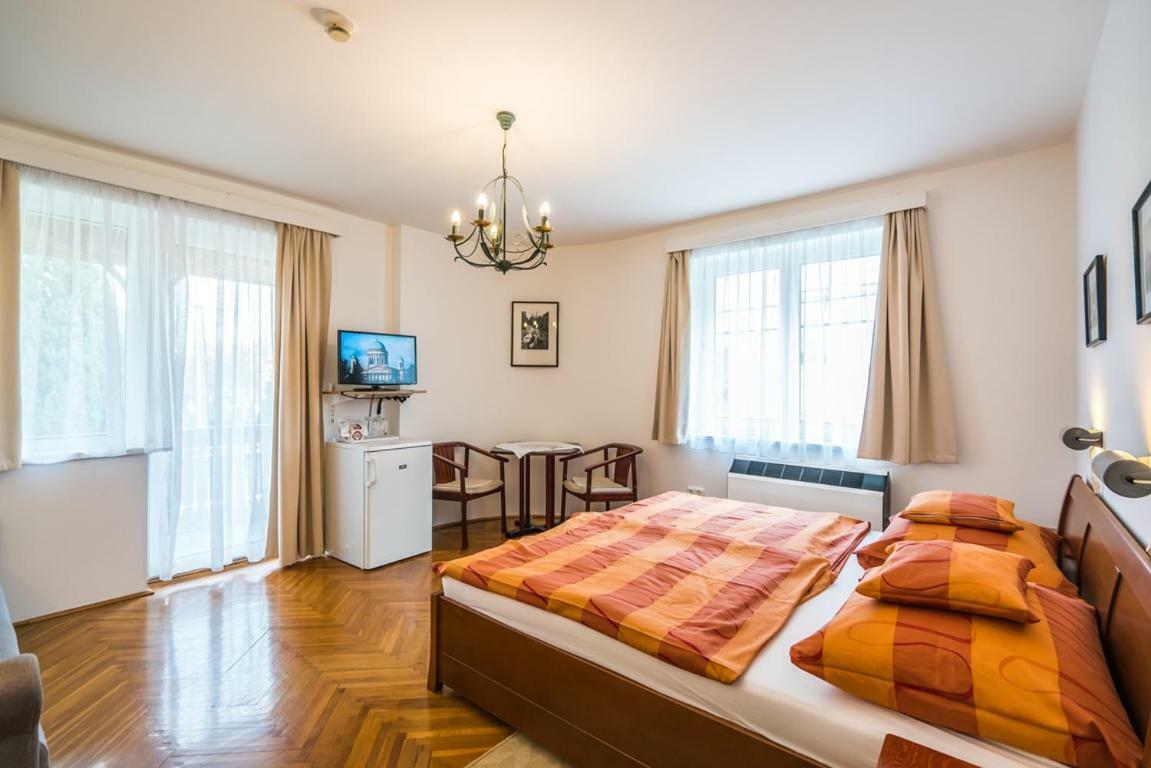 Szent Kristof Panzio Hotell Esztergom Exteriör bild
