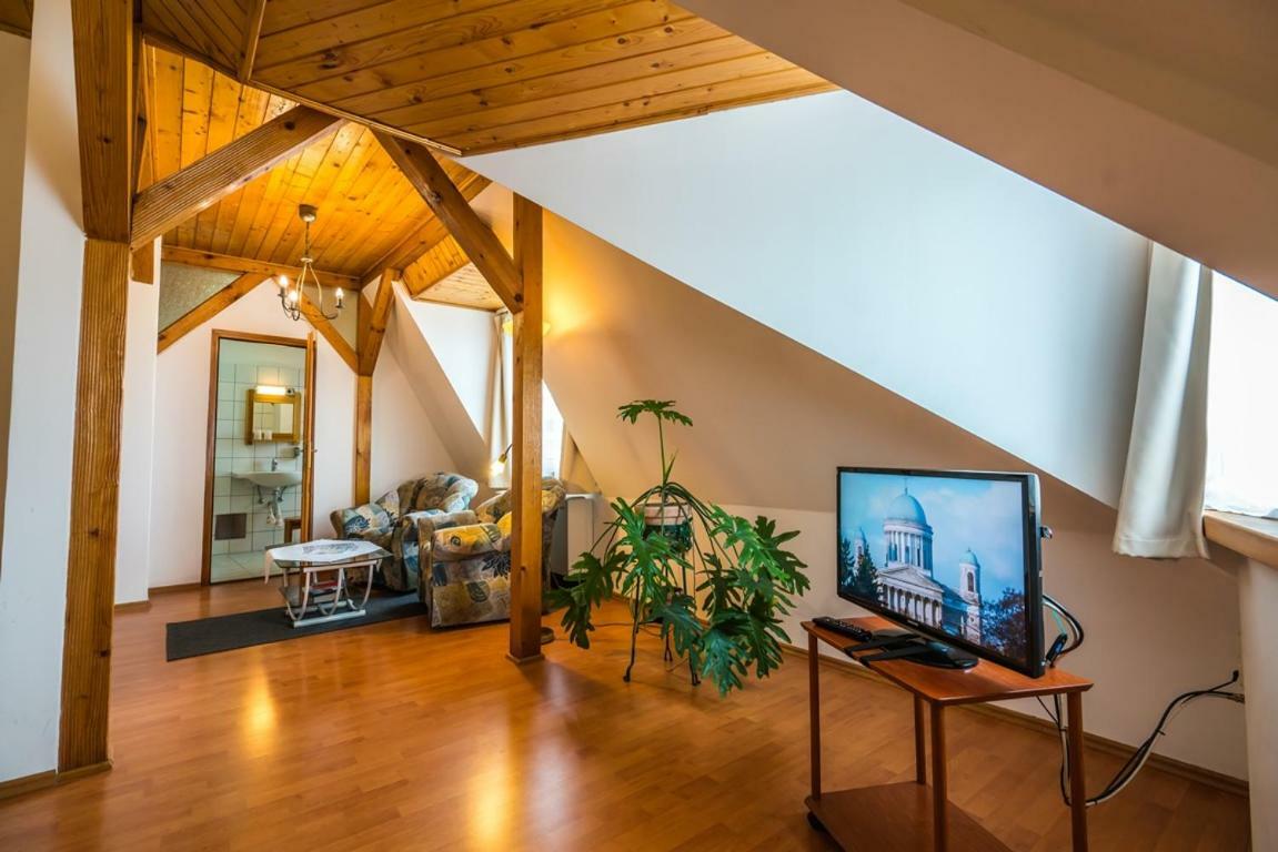 Szent Kristof Panzio Hotell Esztergom Exteriör bild