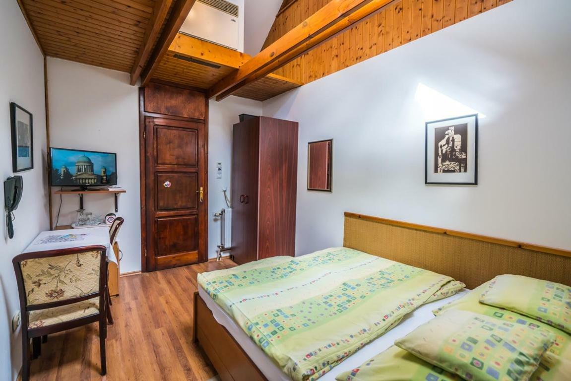 Szent Kristof Panzio Hotell Esztergom Exteriör bild
