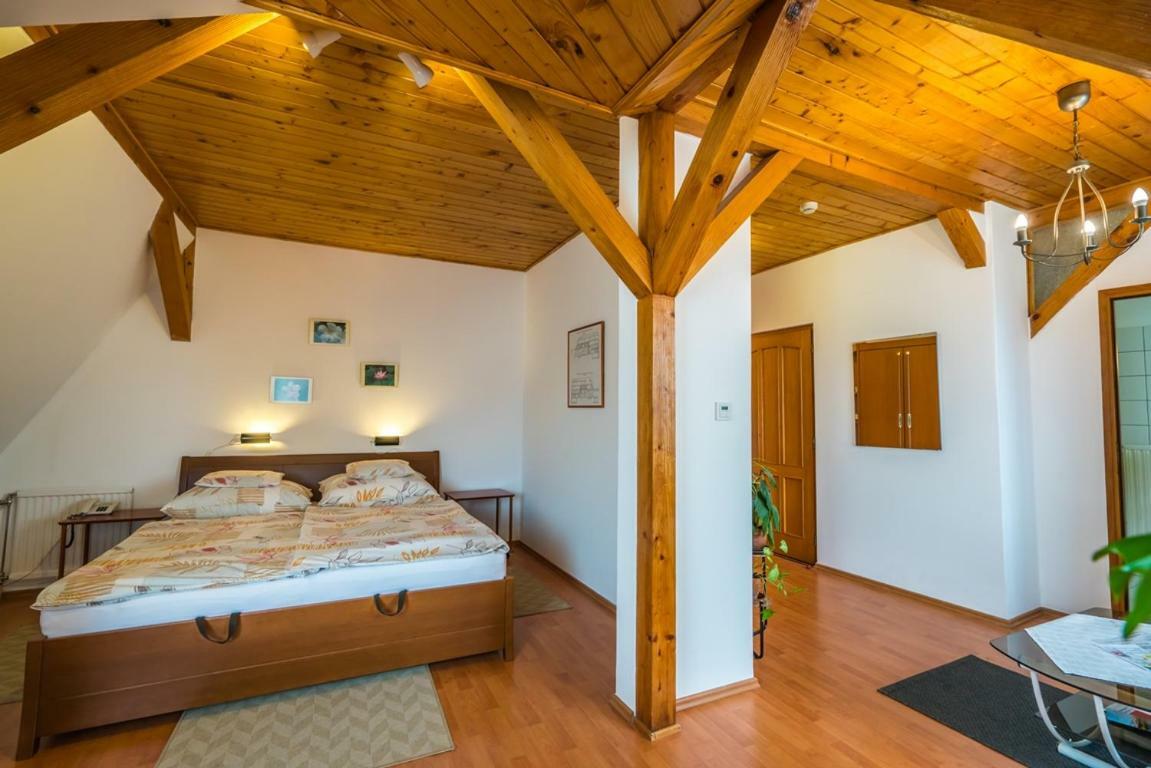 Szent Kristof Panzio Hotell Esztergom Exteriör bild