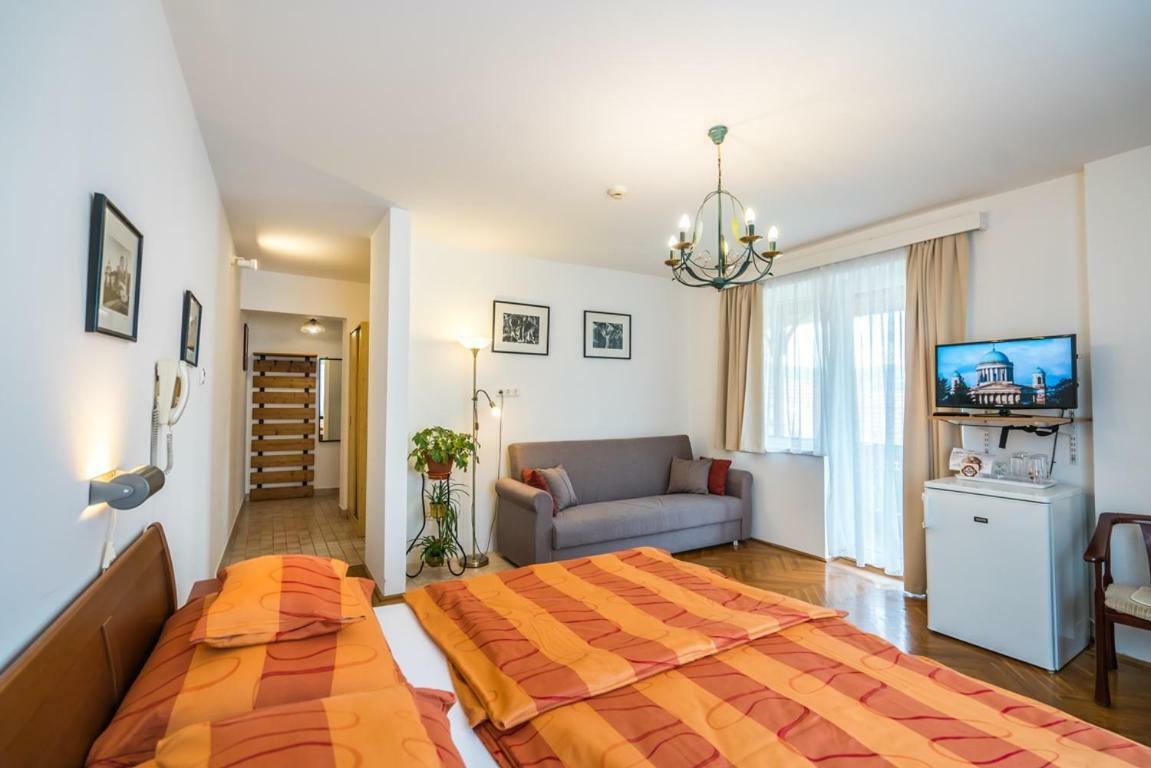 Szent Kristof Panzio Hotell Esztergom Exteriör bild